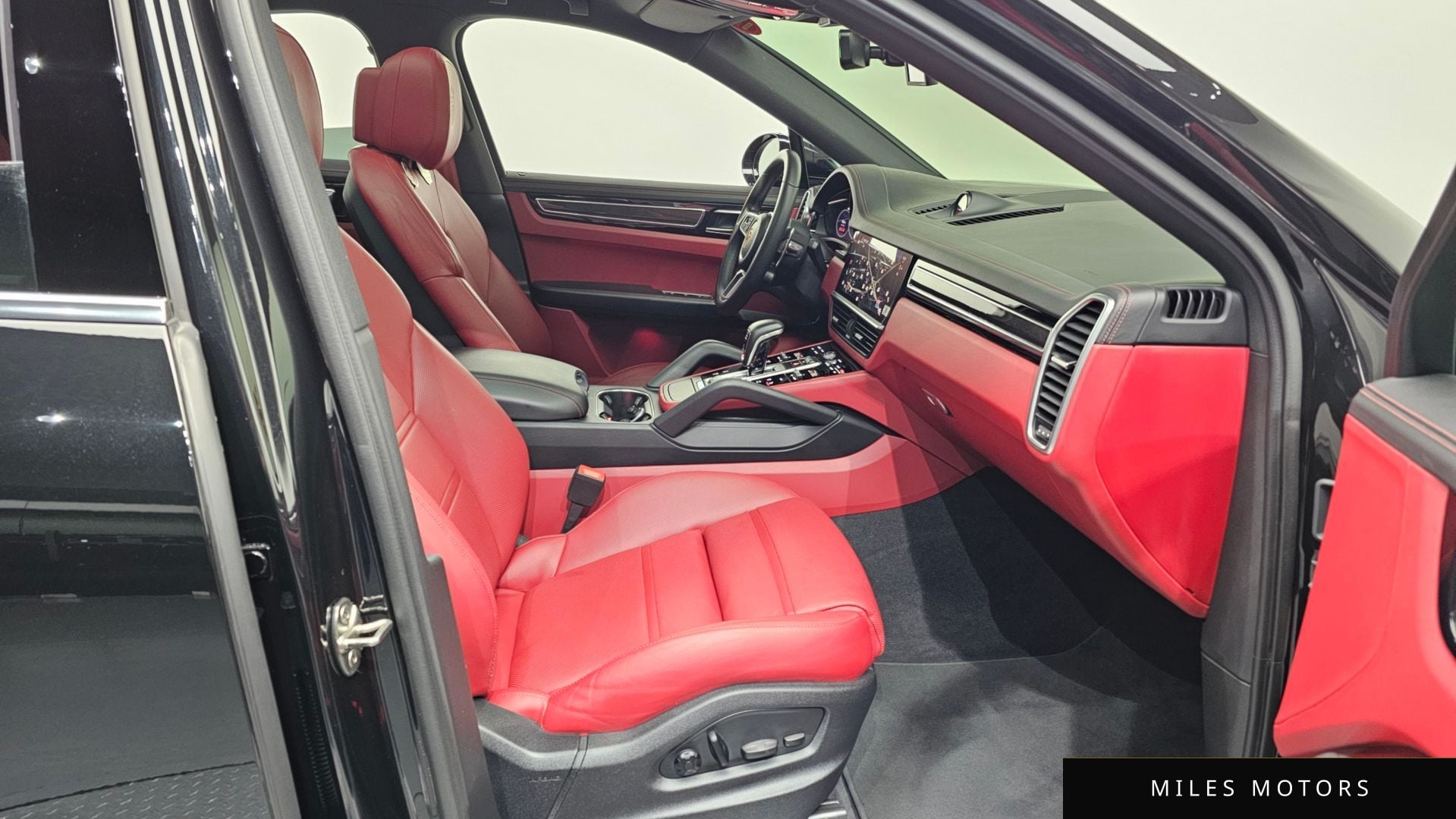 Porsche Cayenne 2023 — миниатюра 11