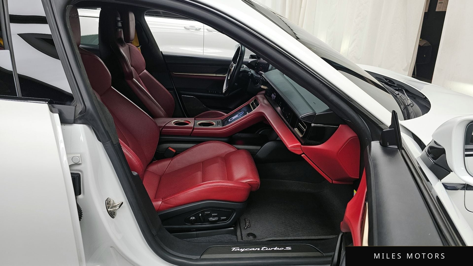 Porsche Taycan 2021 — миниатюра 11