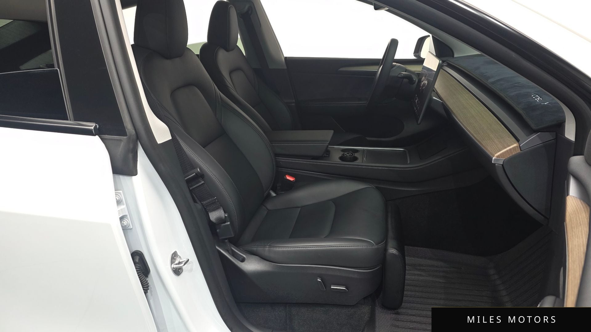 Tesla Model Y 2024 — миниатюра 9