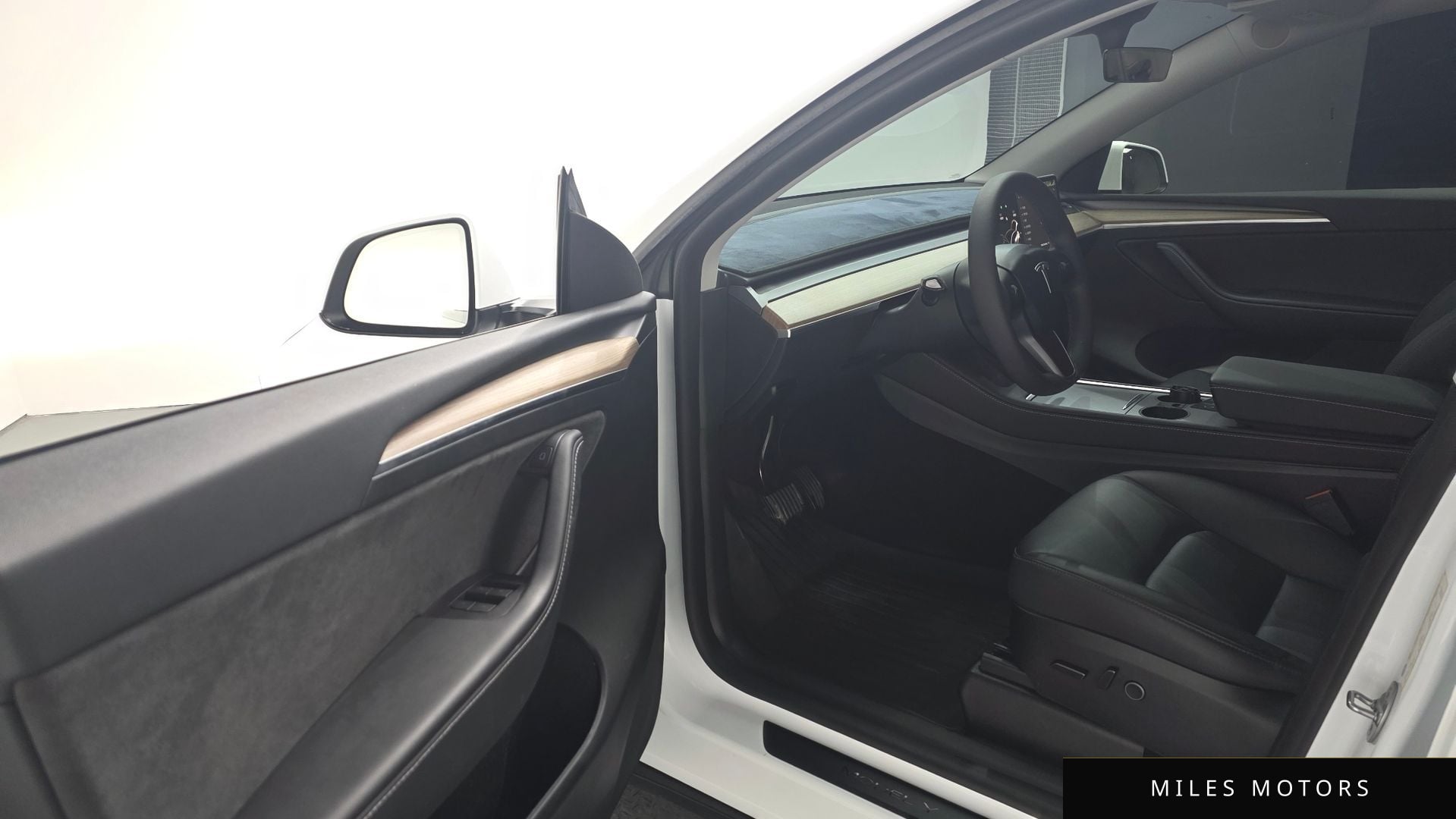Tesla Model Y 2024 — миниатюра 12