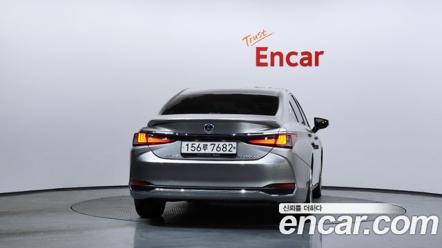 Лексус ES300h 2020 — миниатюра 4