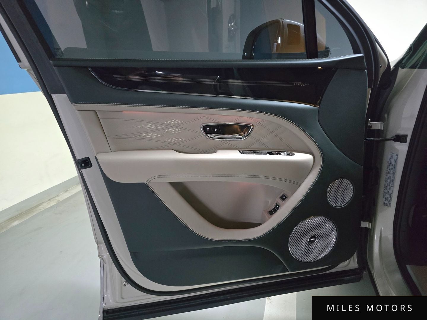Bentley Bentayga 2024 — миниатюра 7