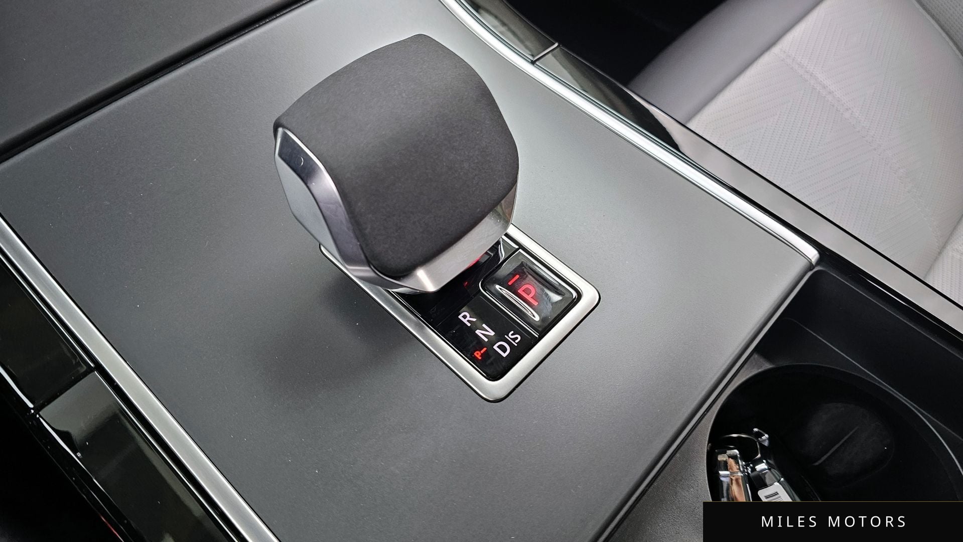 Land Rover Range Rover Velar 2025 — миниатюра 9