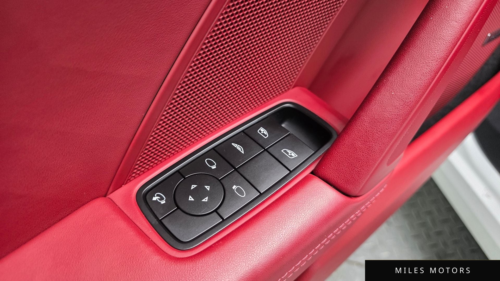 Porsche 911 (992) 2024 — миниатюра 12