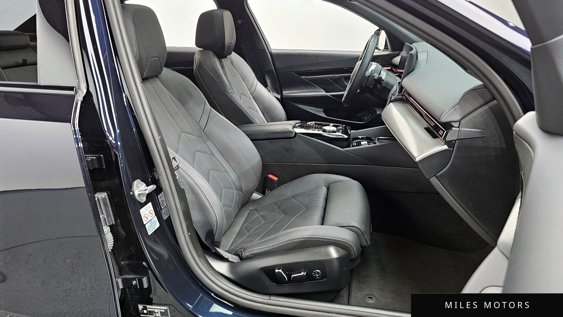 BMW 5 Series (G60) 2024 — миниатюра 10