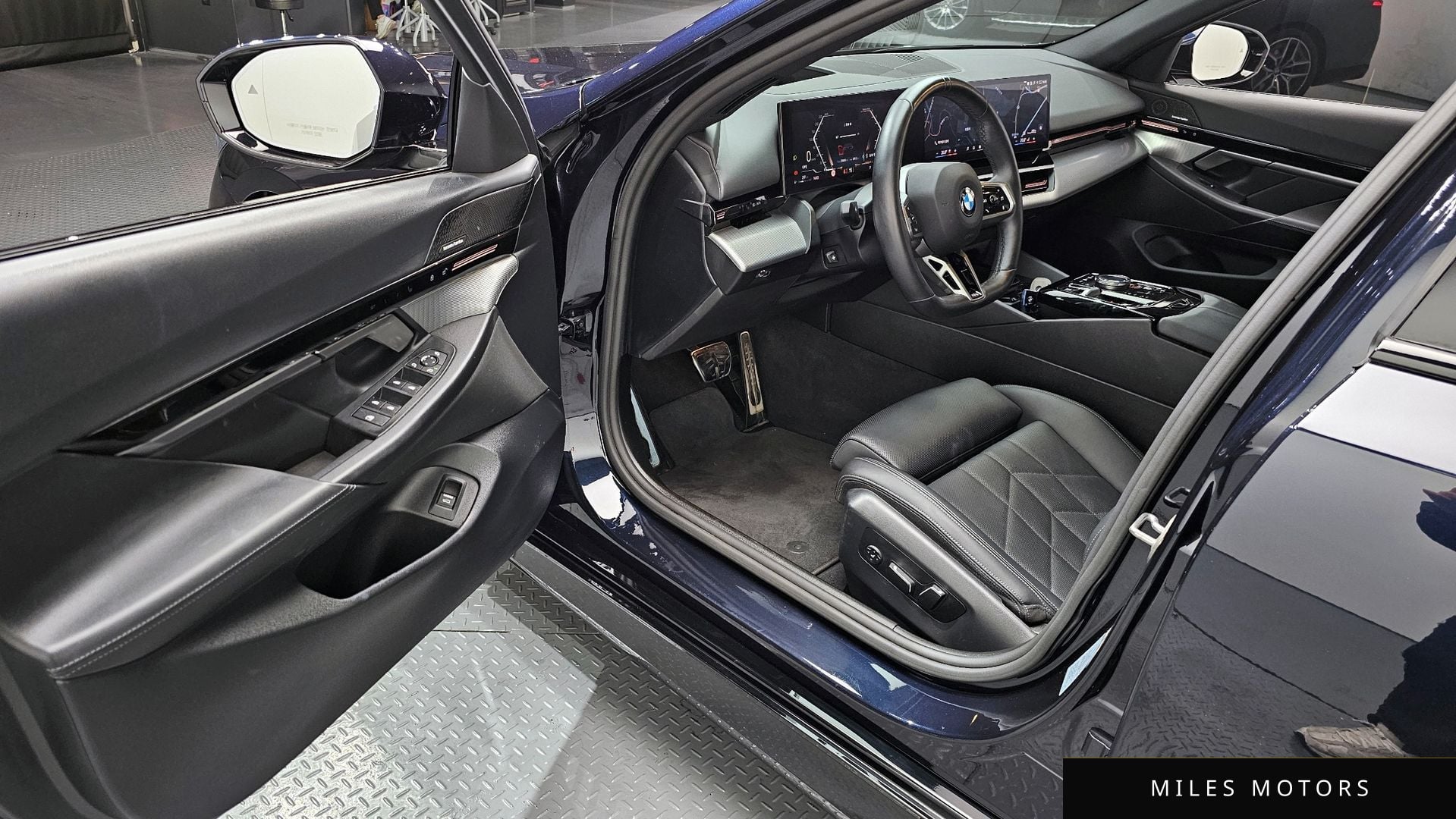 BMW 5 Series (G60) 2024 — миниатюра 11