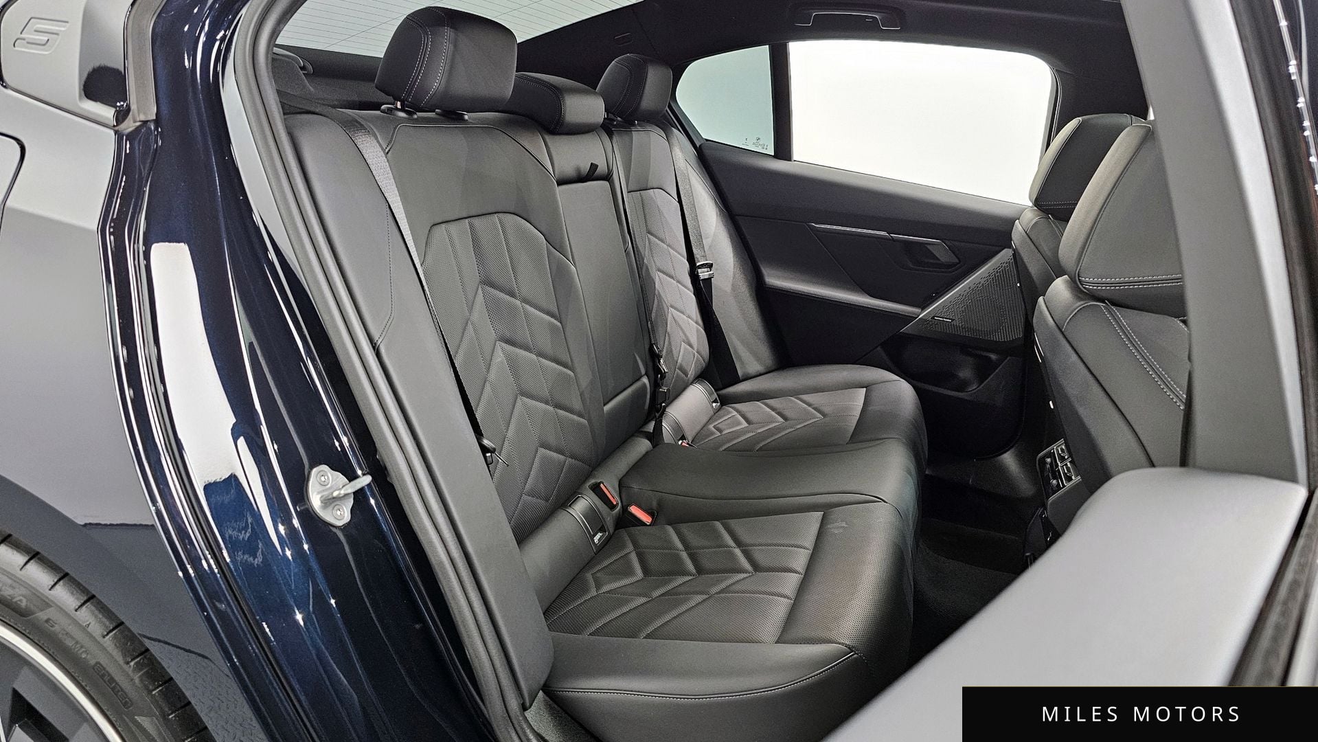 BMW 5 Series (G60) 2024 — миниатюра 12
