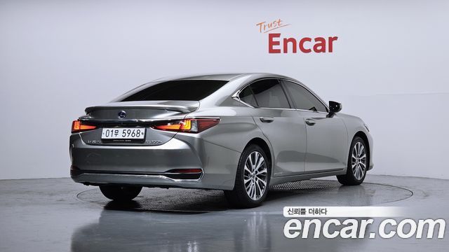 Лексус ES300h 2019 — миниатюра 2