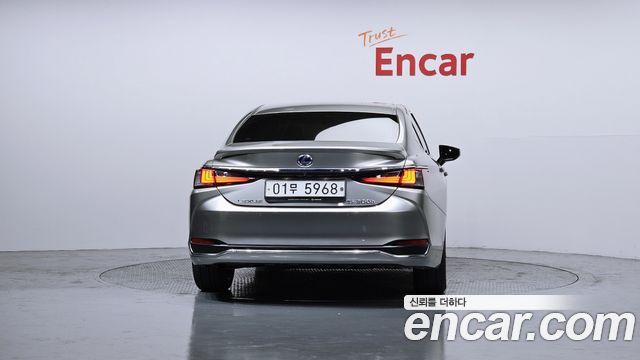 Лексус ES300h 2019 — миниатюра 4
