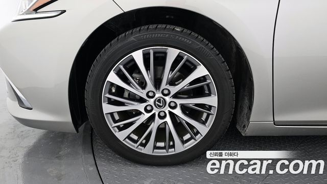 Лексус ES300h 2019 — миниатюра 5