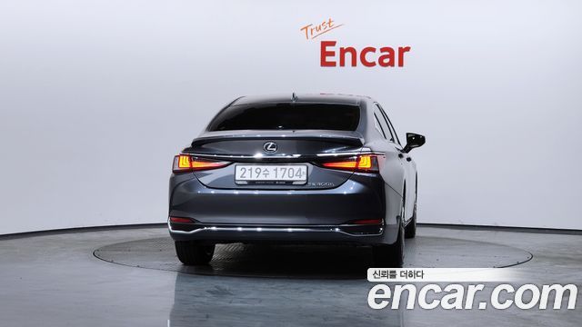 Лексус ES300h 2023 — миниатюра 4