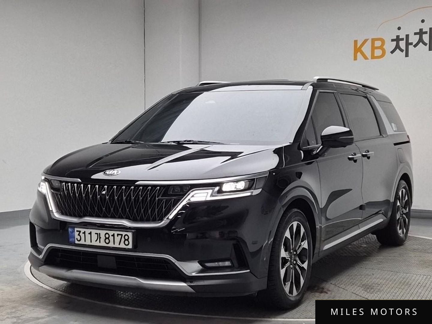 Kia Carnival 2021 — фото 1 из 12