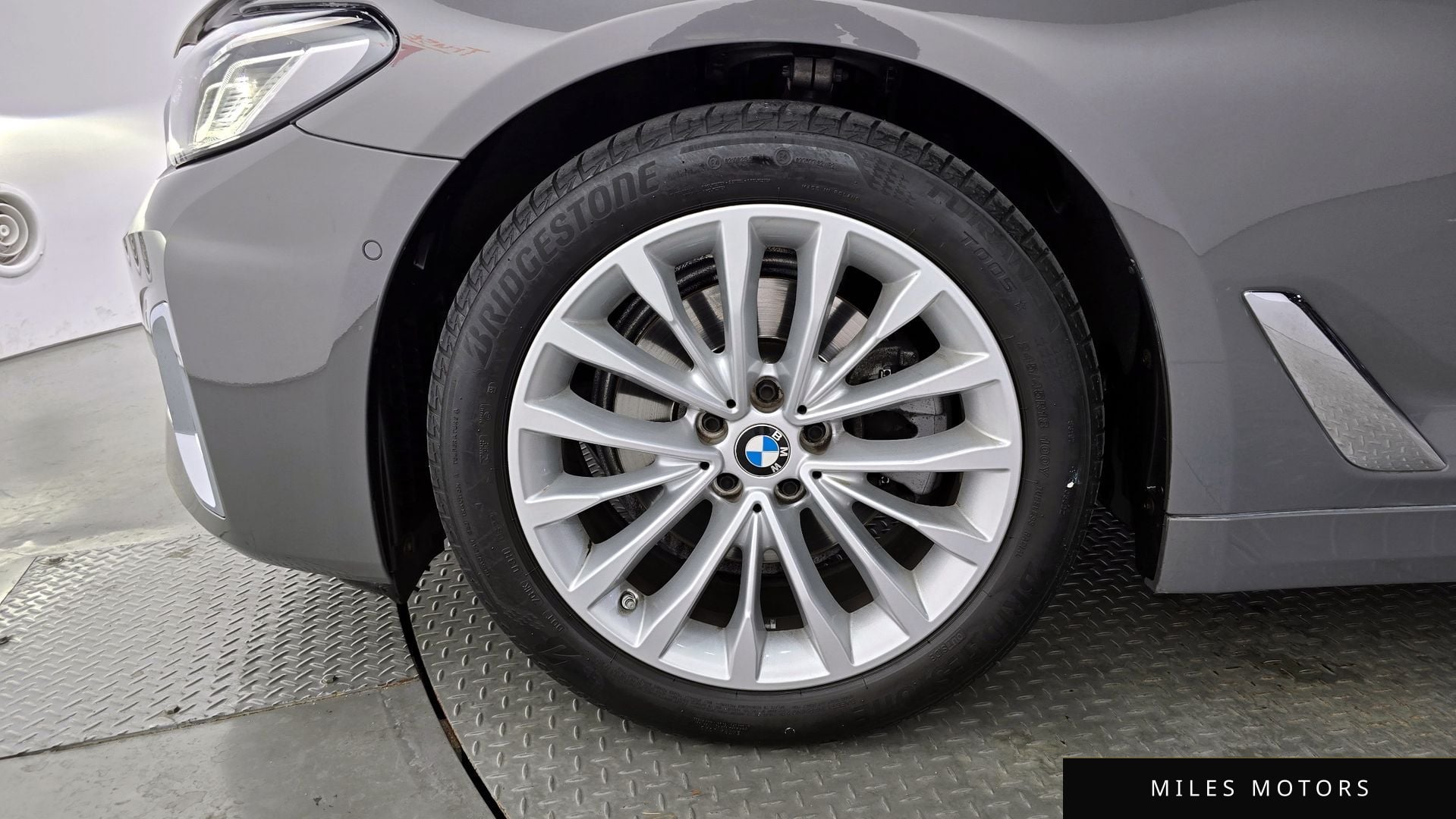BMW 5 Series (G30) 2022 — миниатюра 5