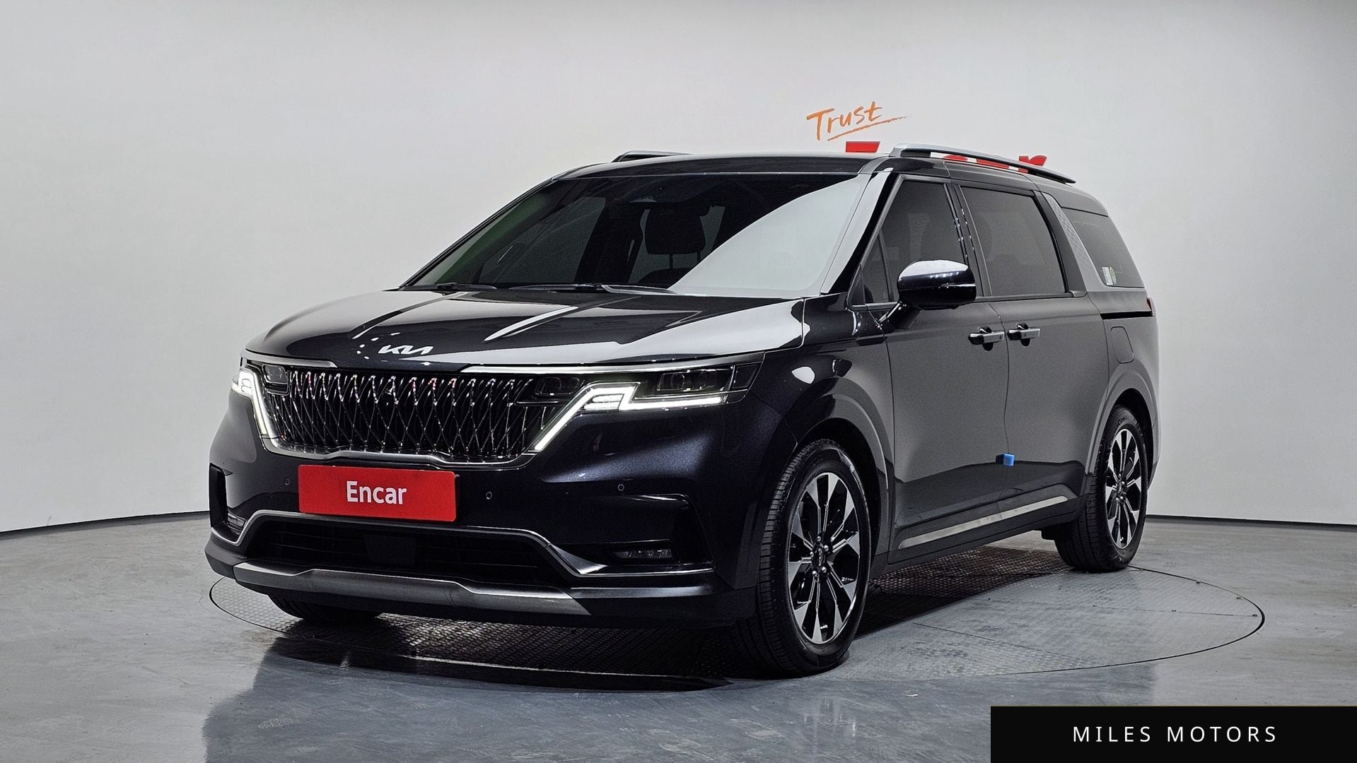 Kia Carnival 2023 — фото 1 из 12