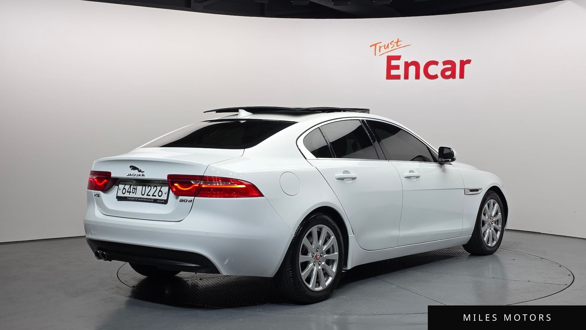 Jaguar XE 2016 — миниатюра 2
