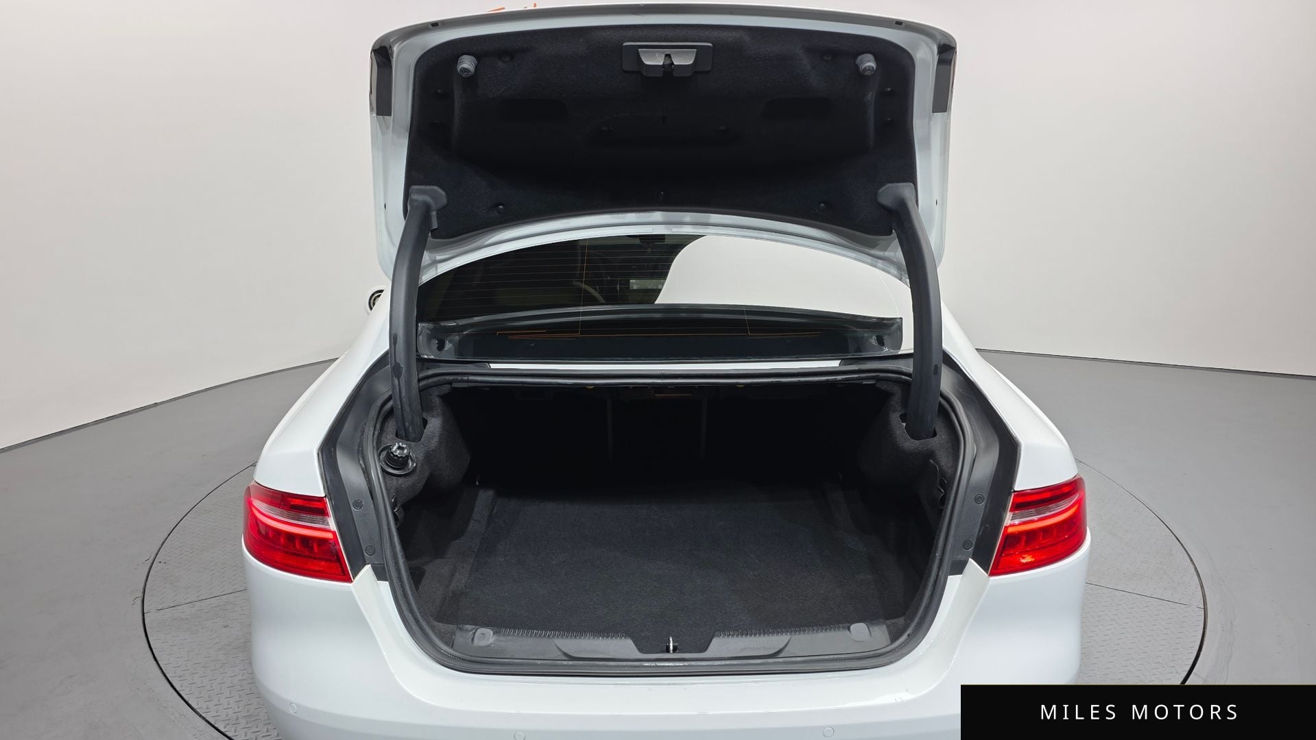 Jaguar XE 2016 — миниатюра 20