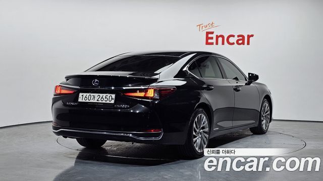 Лексус ES300h 2021 — миниатюра 3