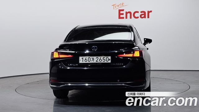 Лексус ES300h 2021 — миниатюра 4
