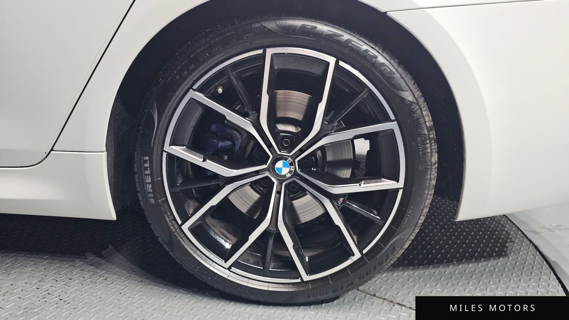 BMW 5 Series (G30) 2023 — миниатюра 5