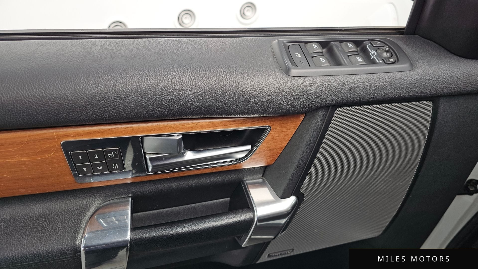 Land Rover Discovery 2015 — миниатюра 17