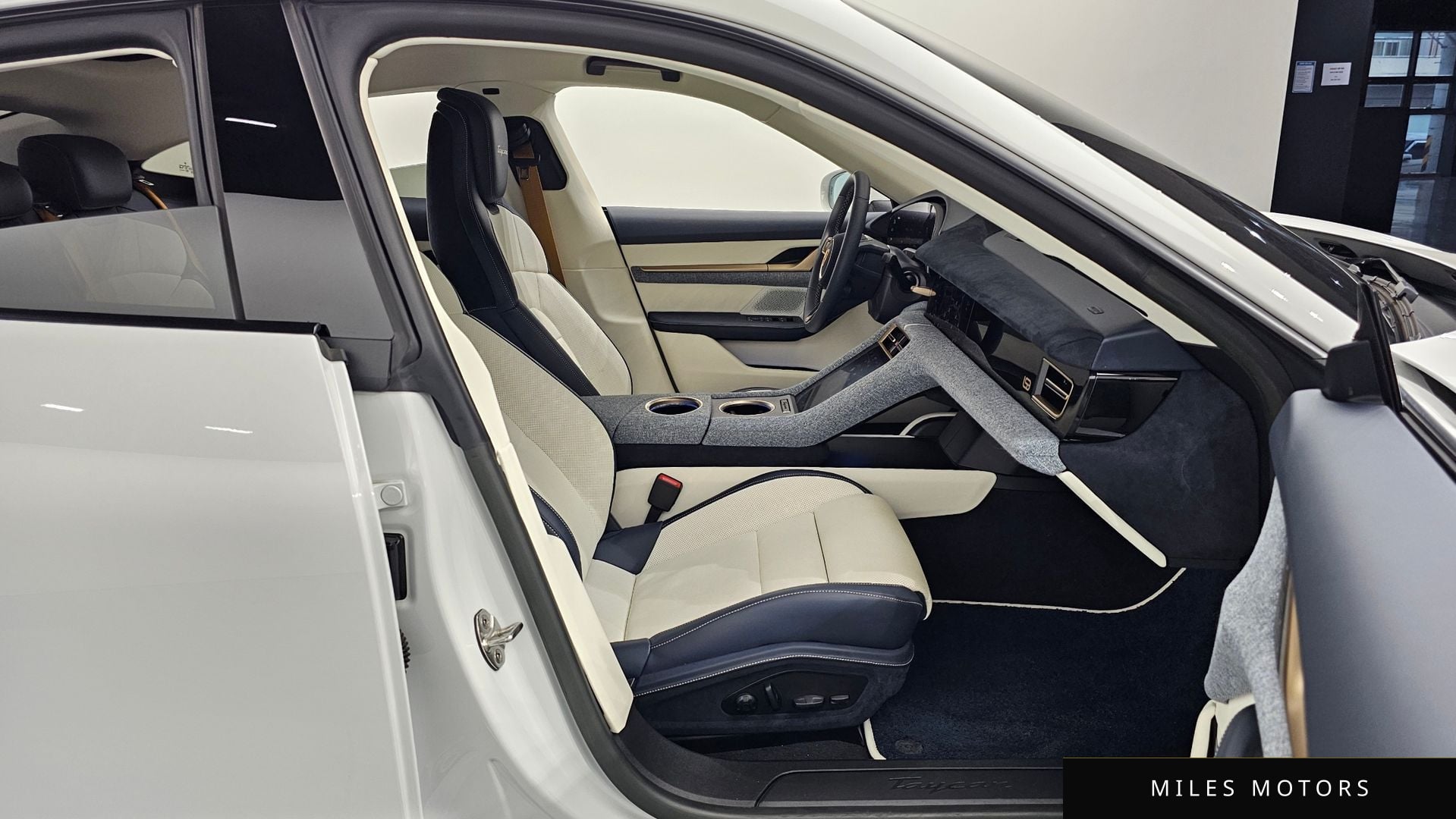 Porsche Taycan 2023 — миниатюра 10