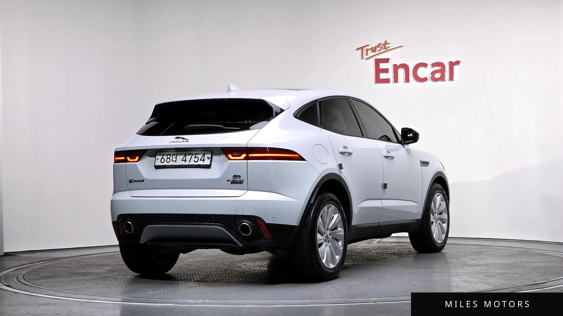 Jaguar E-PACE 2018 — миниатюра 2