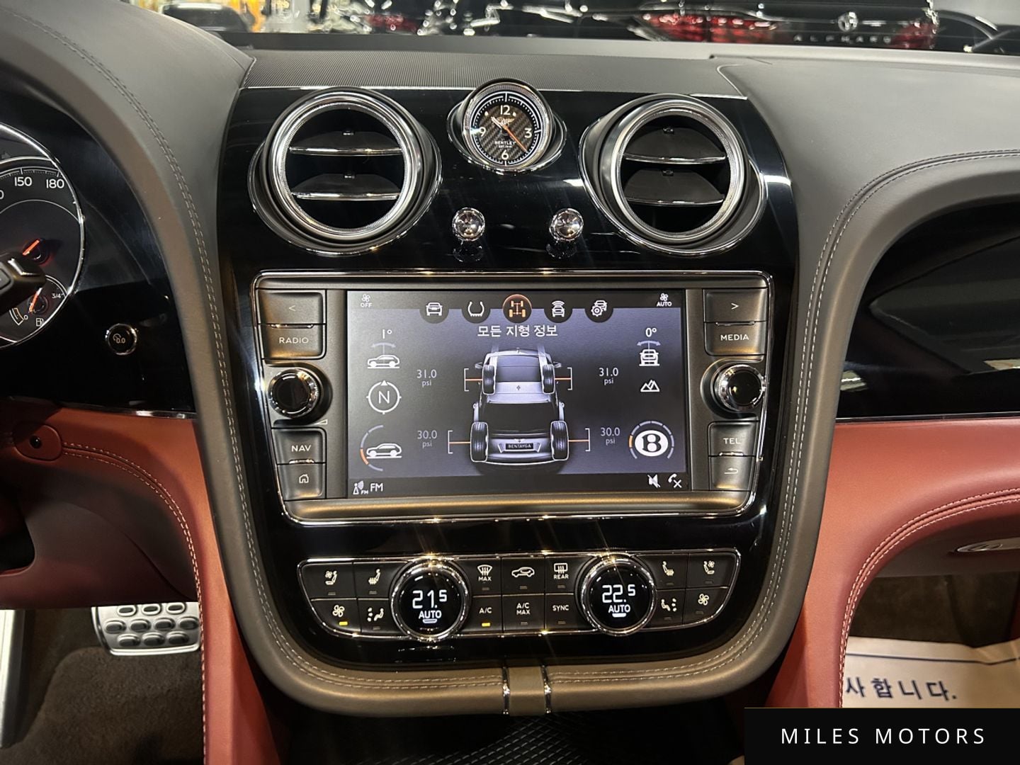 Bentley Bentayga 2020 — миниатюра 9