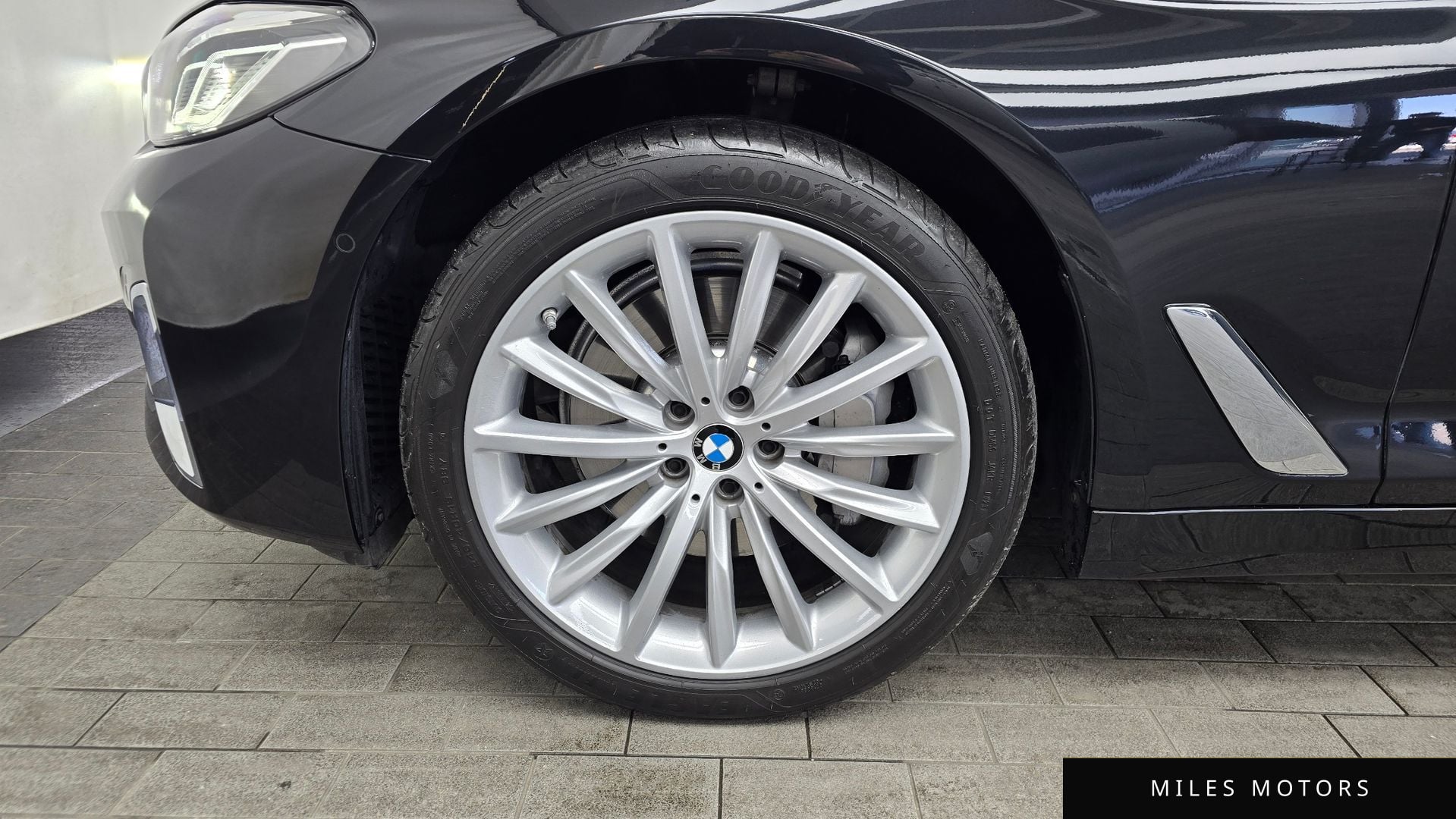 BMW 5 Series (G30) 2023 — миниатюра 5