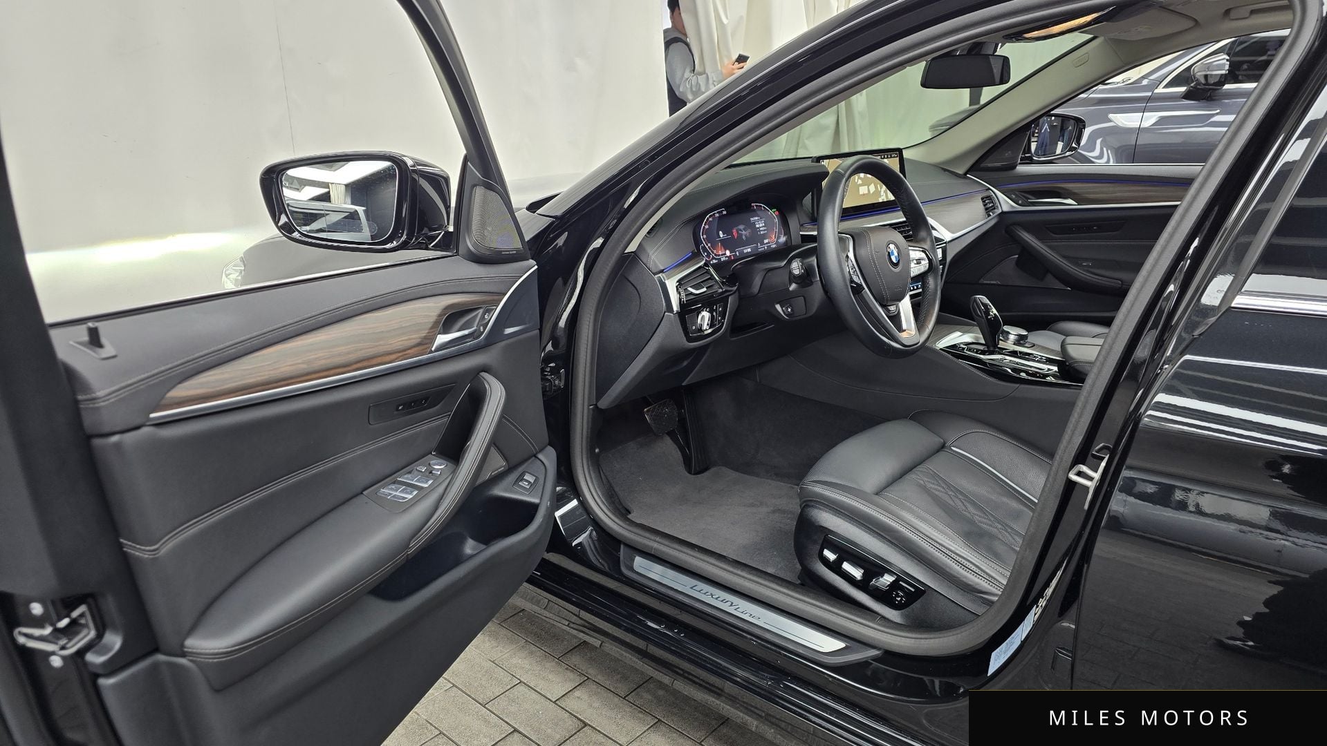 BMW 5 Series (G30) 2023 — миниатюра 10