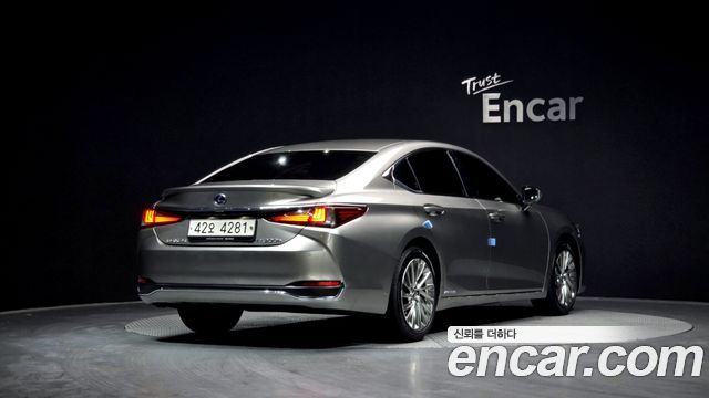 Лексус ES300h 2019 — миниатюра 2