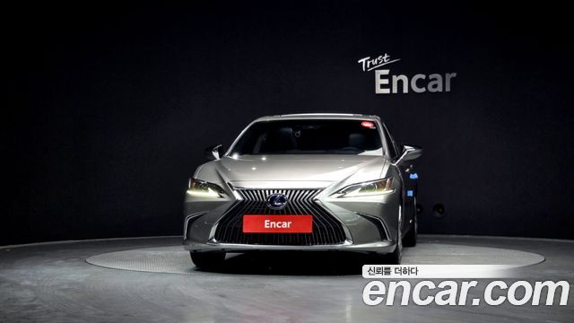Лексус ES300h 2019 — миниатюра 3