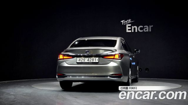 Лексус ES300h 2019 — миниатюра 4