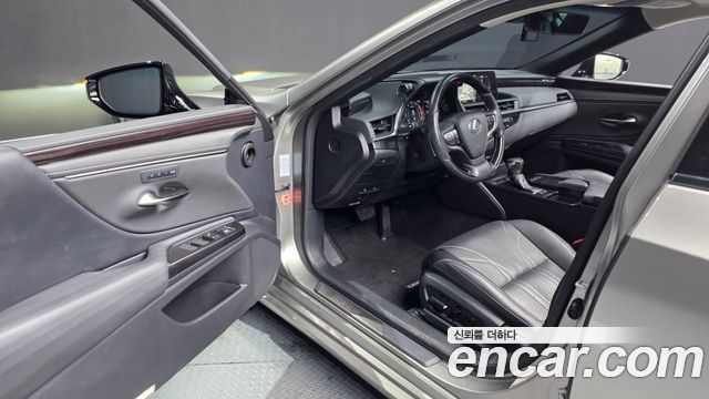 Лексус ES300h 2019 — миниатюра 10