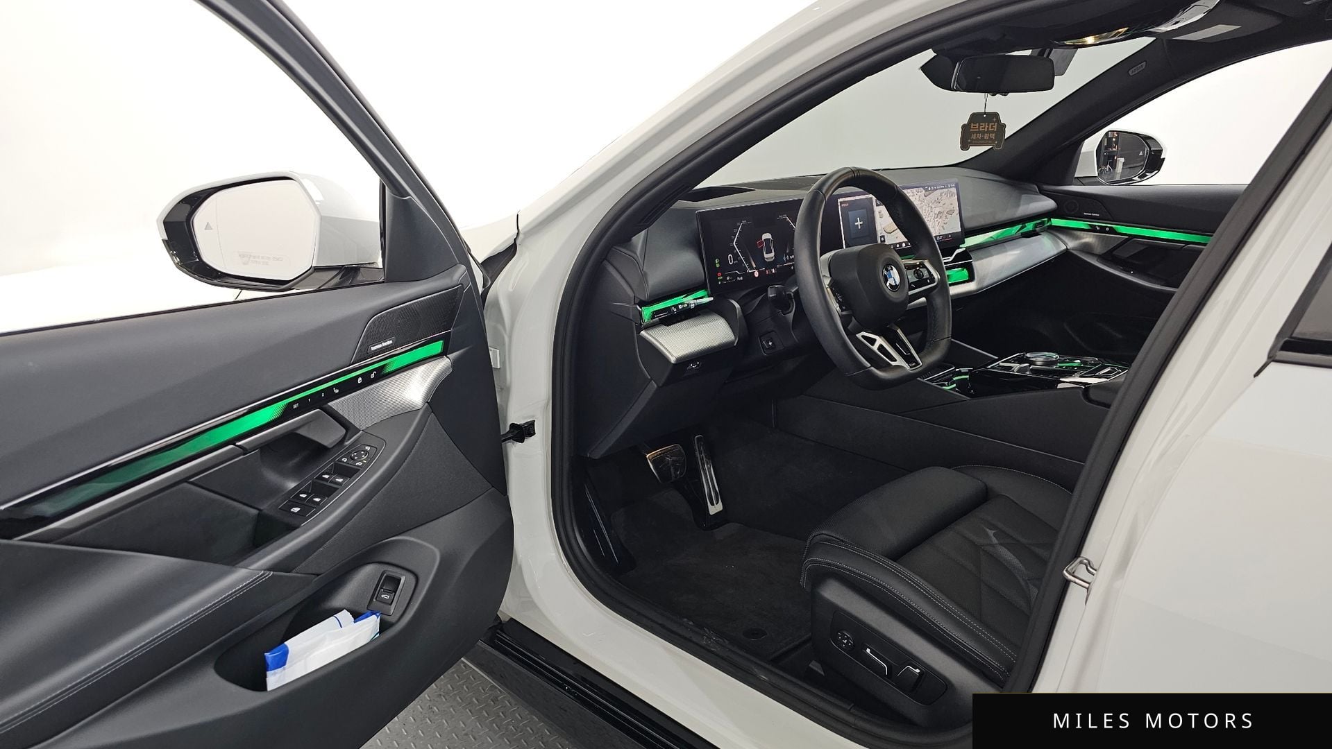 BMW 5 Series (G60) 2025 — миниатюра 10