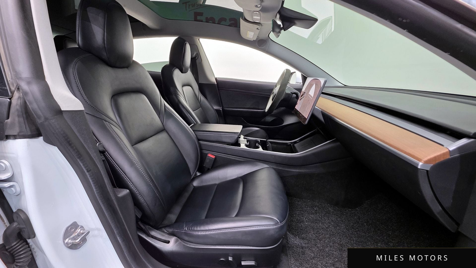 Tesla 모델 3 2020 — миниатюра 10