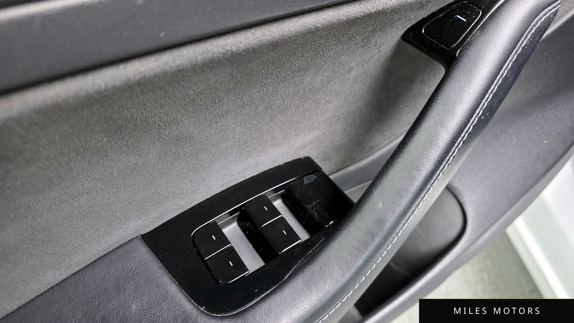 Tesla 모델 3 2020 — миниатюра 13