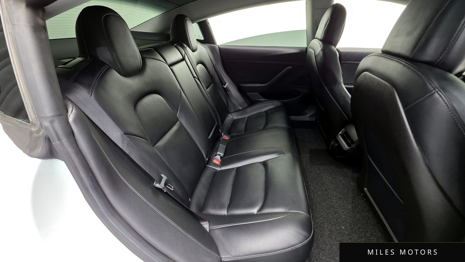 Tesla 모델 3 2020 — миниатюра 20