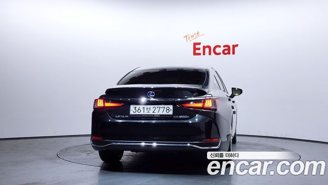 Лексус ES300h 2022 — миниатюра 4