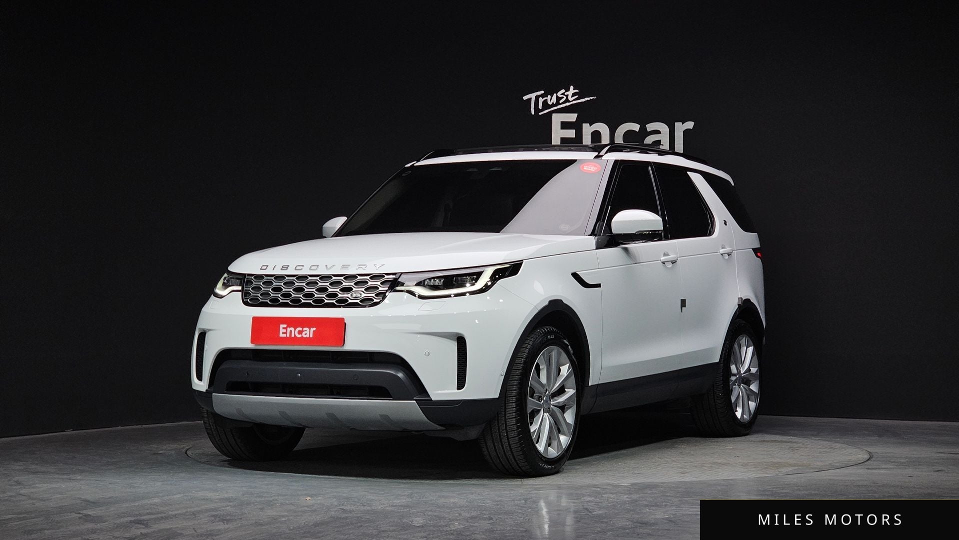 Land Rover Discovery 2023 — фото 1 из 12