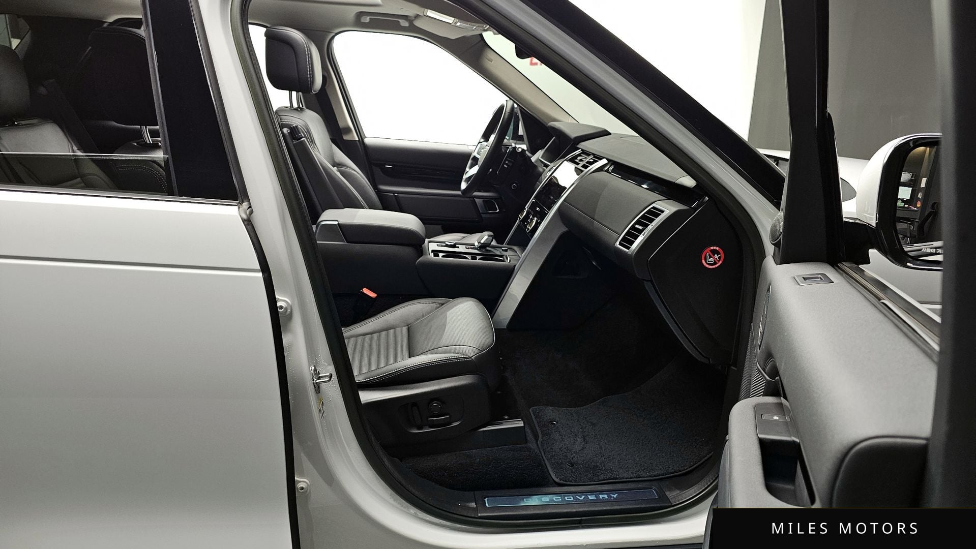 Land Rover Discovery 2023 — миниатюра 11