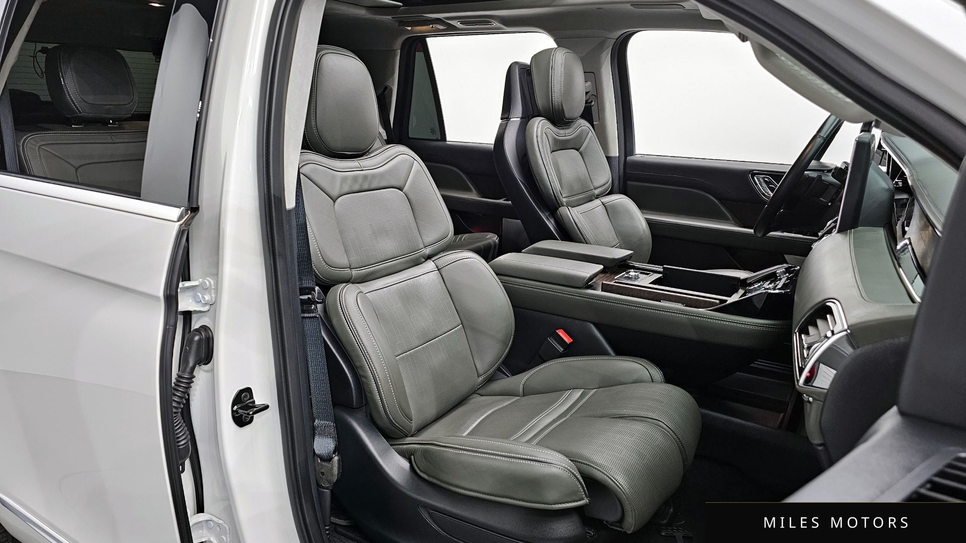 Lincoln Navigator 2023 — миниатюра 10