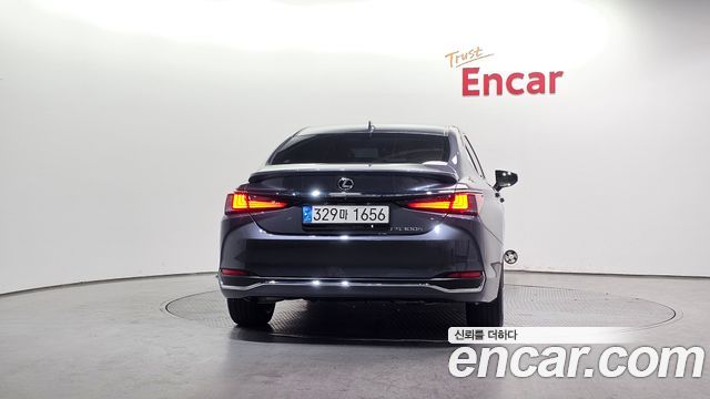 Лексус ES300h 2023 — миниатюра 4