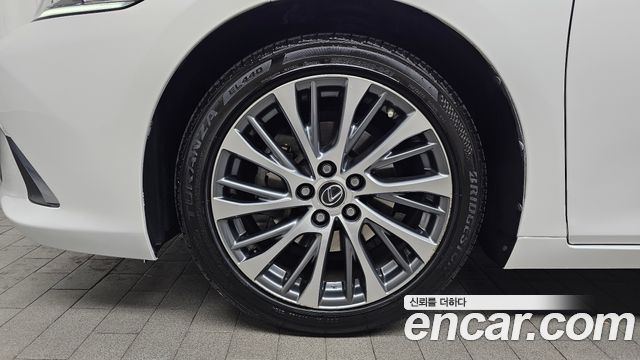 Лексус ES300h 2019 — миниатюра 5