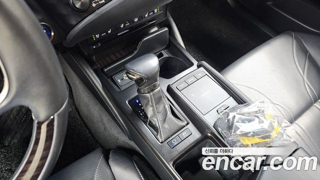 Лексус ES300h 2019 — миниатюра 9