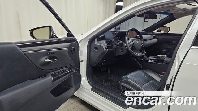 Лексус ES300h 2019 — миниатюра 10