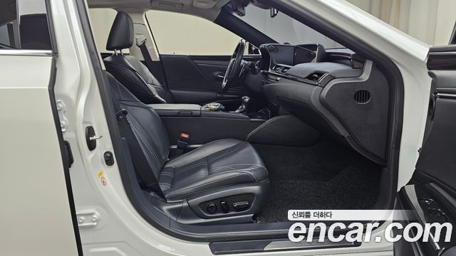 Лексус ES300h 2019 — миниатюра 11