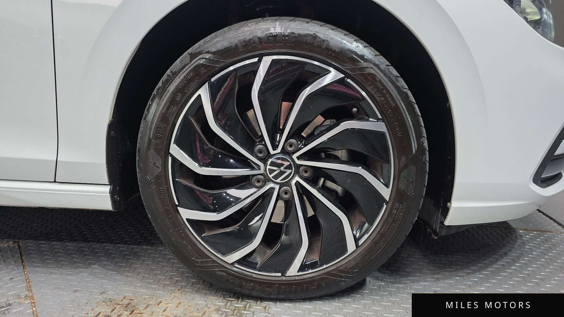Volkswagen 골프 2023 — миниатюра 5