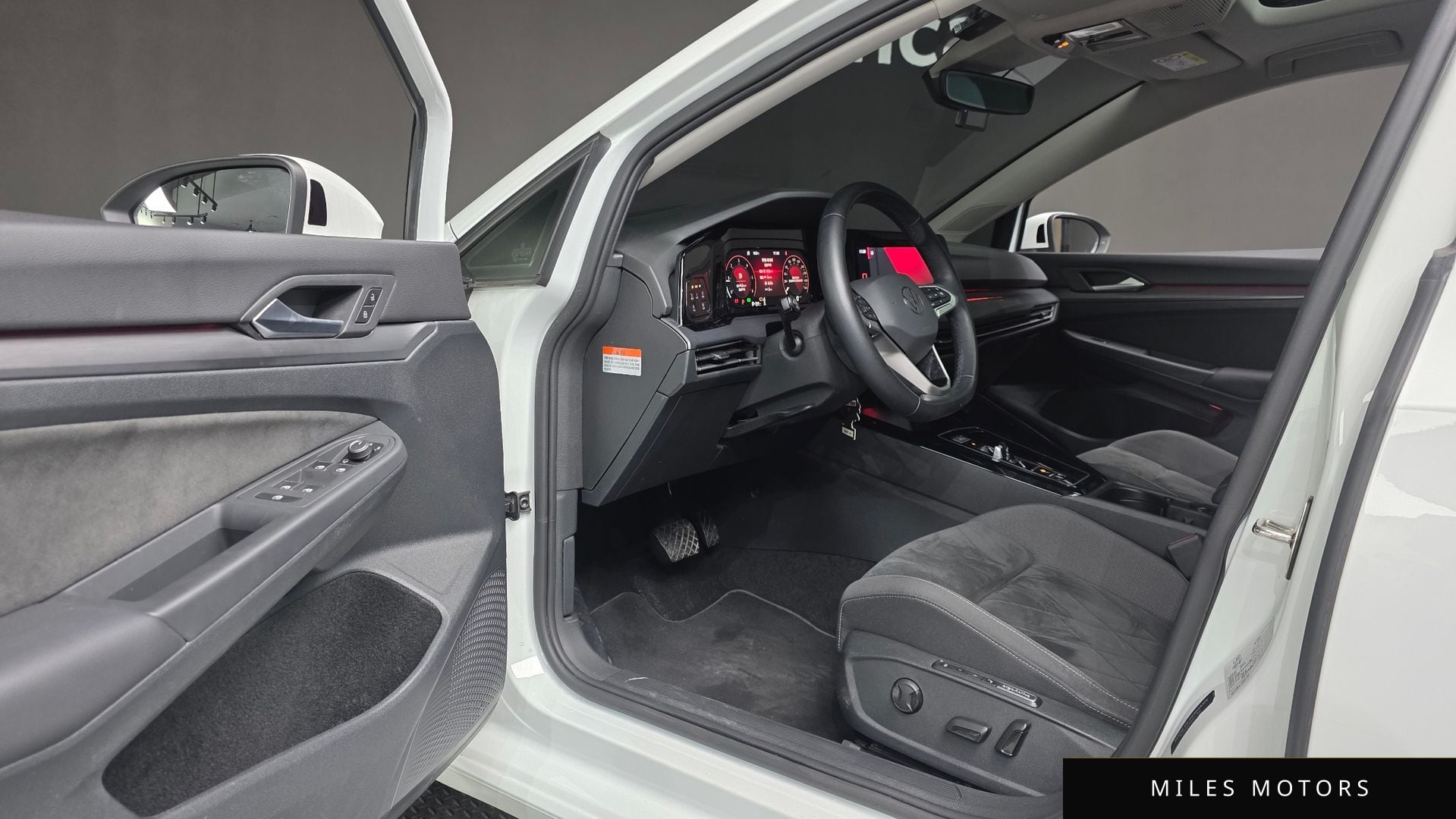Volkswagen 골프 2023 — миниатюра 13