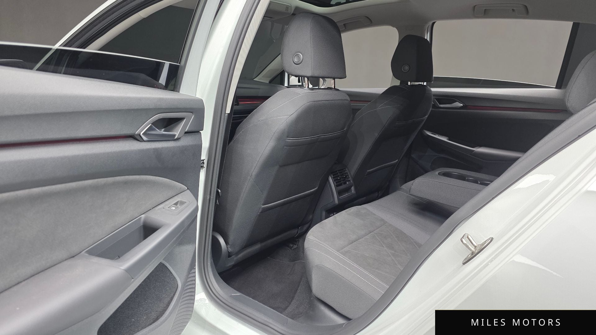 Volkswagen 골프 2023 — миниатюра 18