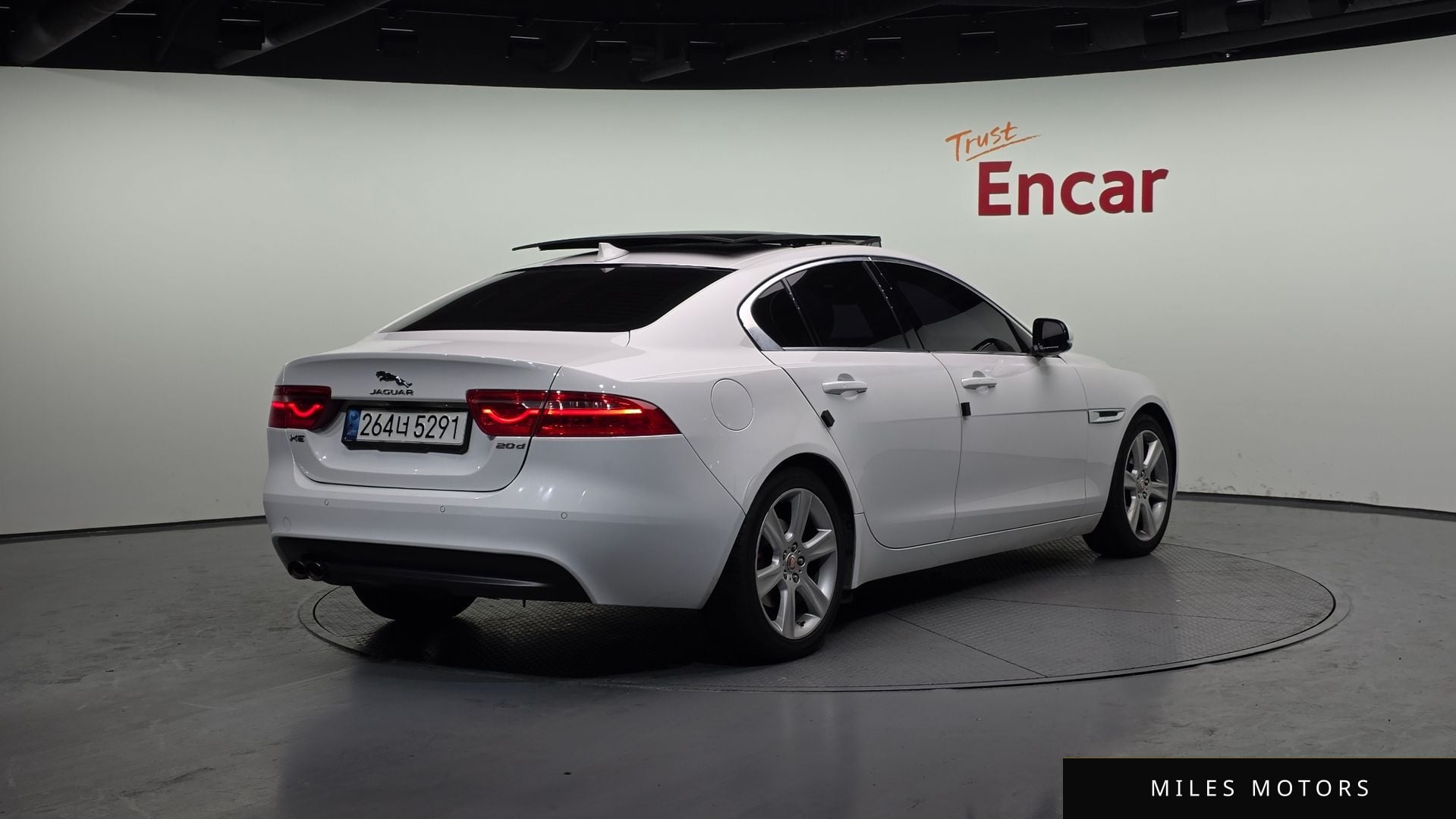 Jaguar XE 2016 — миниатюра 2